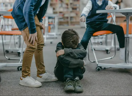 男童被同學「騎在頭上撞斷牙齒」 對方家長竟說沒錢賠