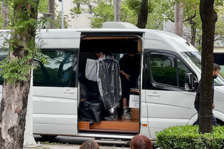 劇組工作人員準備「KAT-TUN」龜梨和也、上田龍也、中丸雄一的錄影服裝拿下車。特勤中心攝