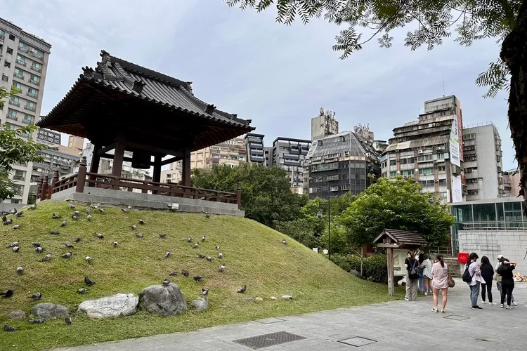 日本夯團「KAT-TUN」成員龜梨和也、中丸雄一及上田龍也，到西門町中華路的西本願寺廣場下車。特勤中心攝