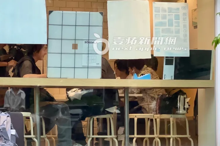 日本夯團KAT-TUN成員龜梨和也、上田龍也、中丸雄一，到日本交流協會旁的春美冰菓室繼續拍攝工作。特勤中心攝