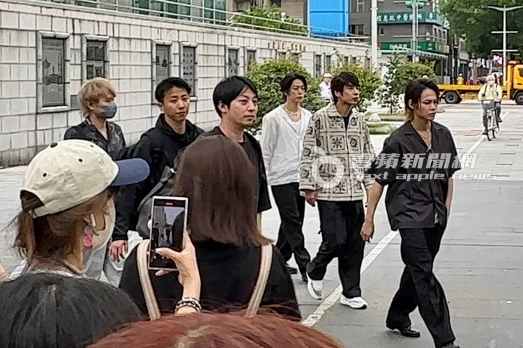 上田龍也（右起）、中丸雄一、龜梨和也離開西門町的廟宇，準備上車。特勤中心攝