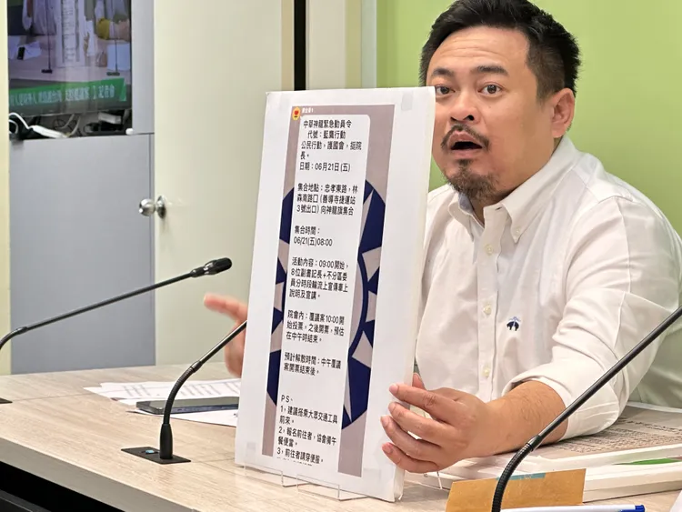 洪申翰秀出國民黨動員的訊息。潘袁詩羽攝