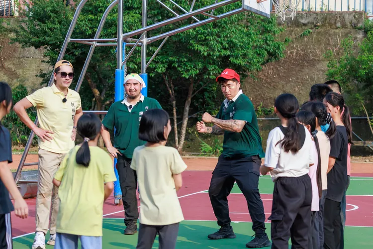 郭泓志教小朋友打棒球。好看娛樂提供