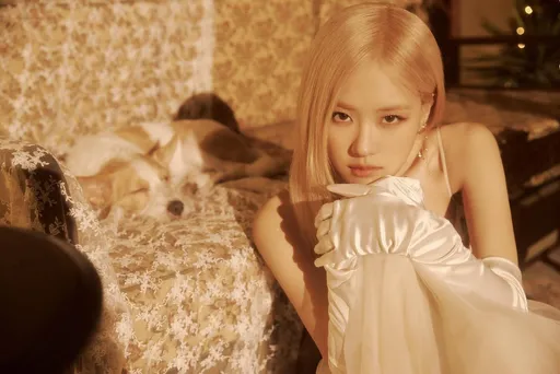 不跟隨BLACKPINK當老闆！Rosé被爆個人約簽新公司　再當太陽師妹