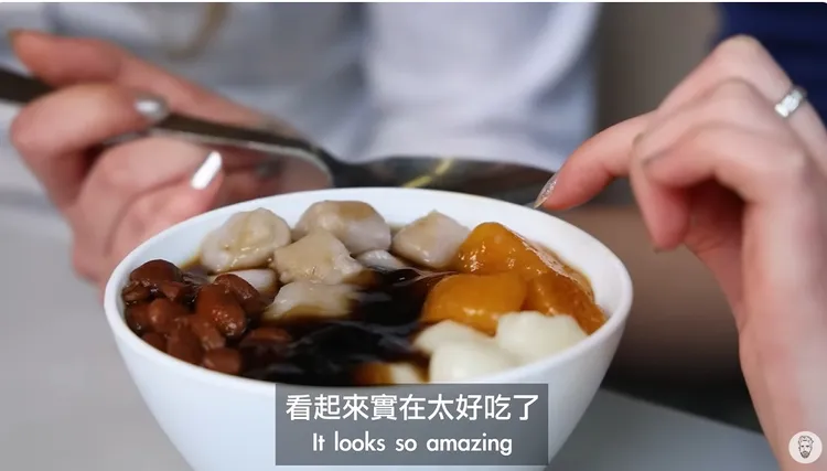 法國高中生第一次吃仙草凍也讚不絕口。翻攝《Ku's dream酷的夢-》的YouTube頻道