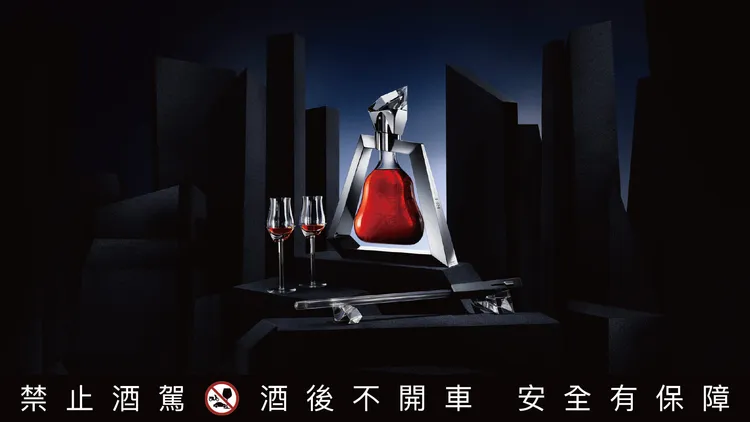 軒尼詩李察干邑紀念瓶裝包裝盒內隨附兩件巴卡拉水晶酒杯、取酒器和陳列座，以及手寫的正品證書，為品酒體驗增添無限奢華。業者提供