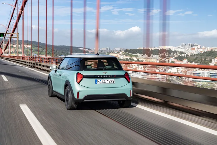 第五代MINI Cooper完美詮釋新世代MINI設計理念迷你至簡的純粹俐落，同時保留了經典比例與渾圓頭燈呼應品牌的輝煌淵源。原廠照片