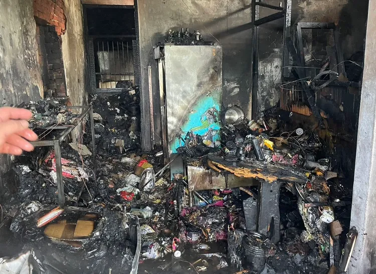 屋內家具付之一炬。新竹縣消防局提供