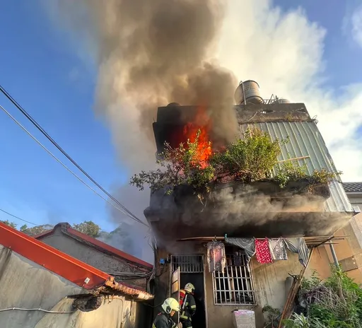 竹縣新埔鎮2層樓民宅清晨火警 屋內家具付之一炬幸無人員傷亡