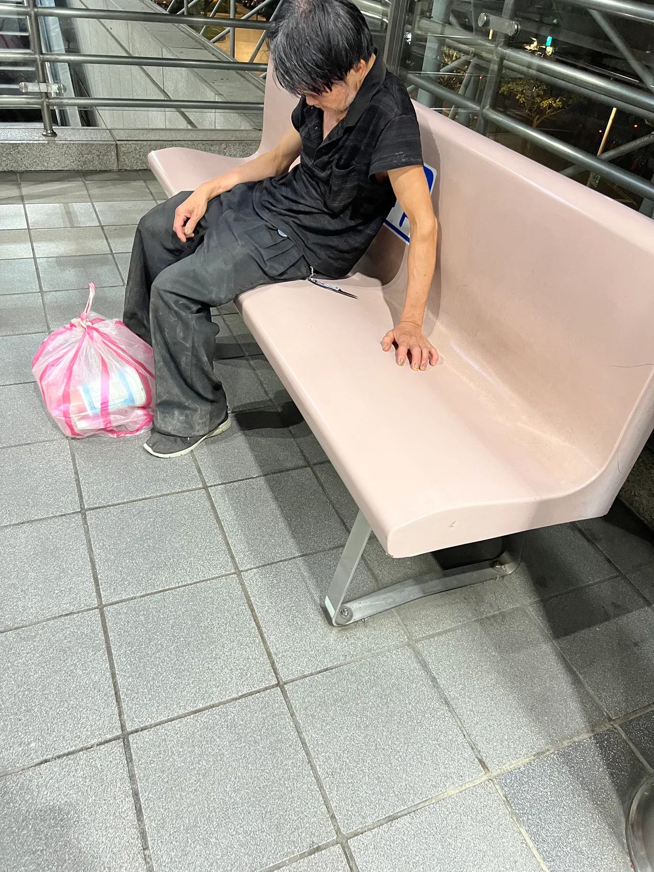 北捷出現攜帶折疊刀外露的男子,投訴者通報後更覺得站務人員處理時有問題。讀者提供