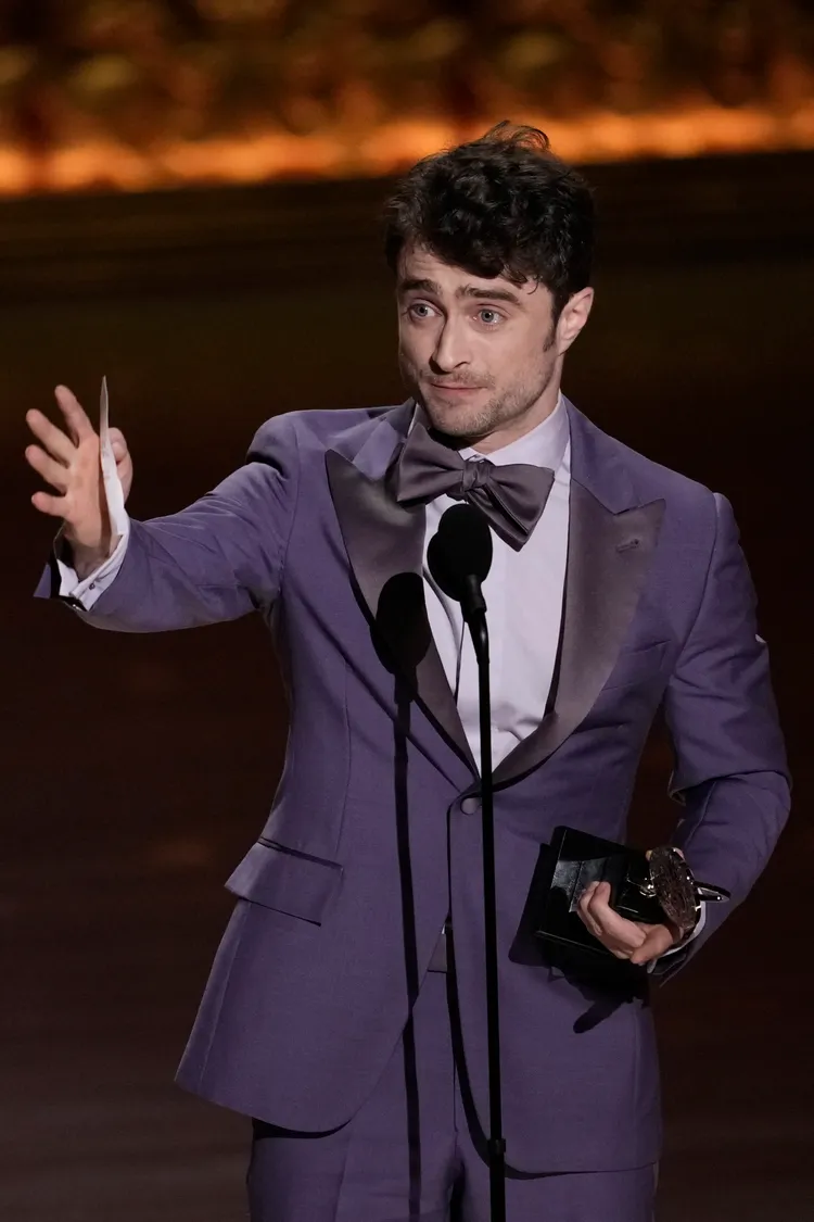 丹尼爾雷德克里夫獲頒最佳音樂劇男配角。美聯社