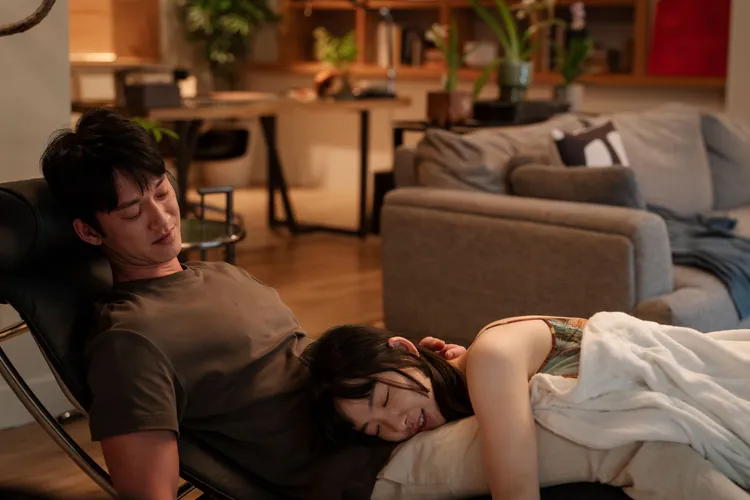 《破浪男女》吳慷仁、劉主平約炮後互釣對方胃口比誰先暈船。台北双喜電影提供