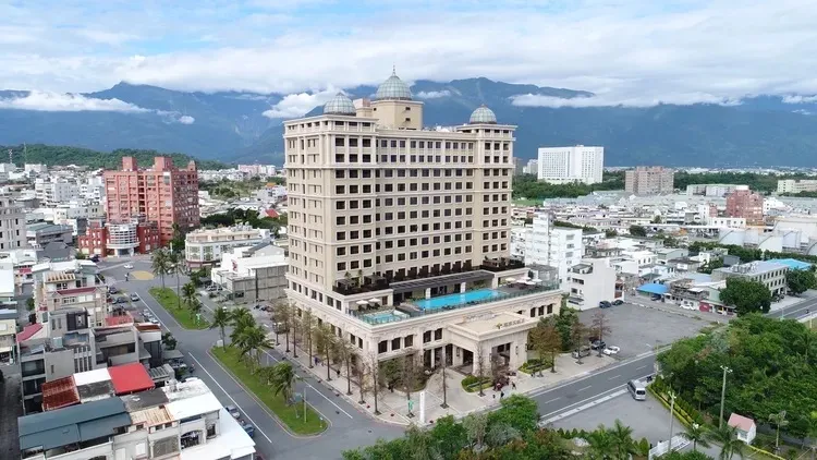 花蓮福容大飯店搭配補助可買一晚送一晚。業者提供