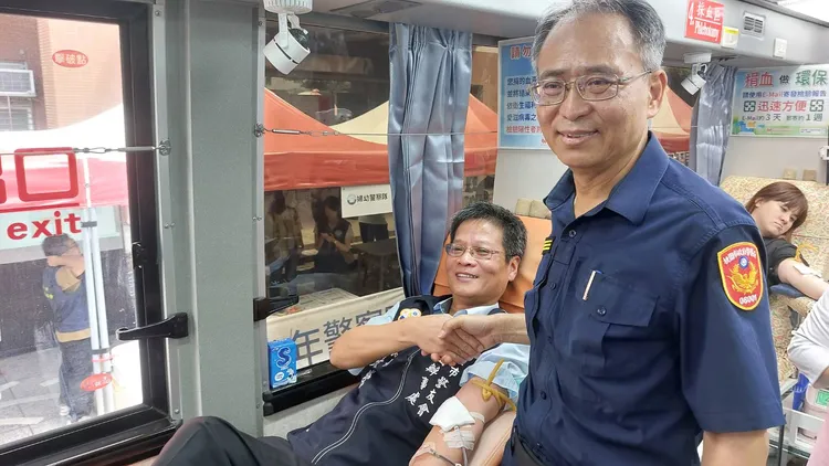 同安警友站長張長榮捐血，分局長吳明彥現場致意。桃園警分局提供