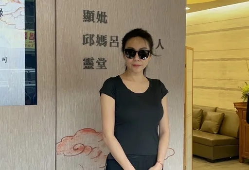 寬姐母喪|洪曉蕾現身靈堂致哀 「有抱抱她,大家都很愛她」