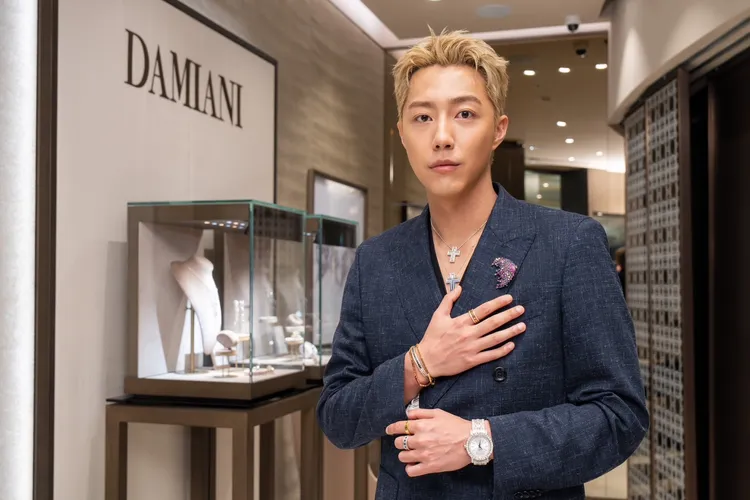 蔡凡熙臨危授命，意外讓位休息而染的金髮曝了光。品牌提供