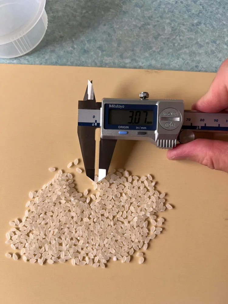 原Po實際用儀器測量米粒大小。翻攝自臉書社團「Costco好市多商品經驗老實說」