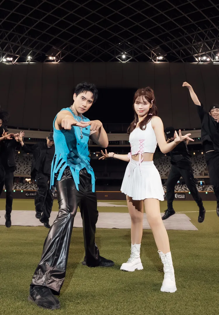 男星潘君侖（左）搭檔Wing Stars饒舌擔當JC，演唱張雨生名曲《我的未來不是夢》。桂田文創娛樂提供