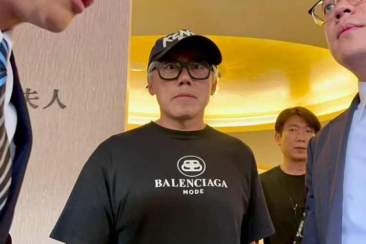 歌手張宇前來靈堂弔唁「寬姐」邱瓈寬母親。特勤中心攝