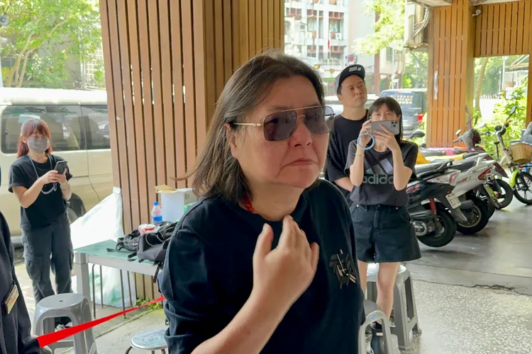 寬姐今上午抵達母親靈堂，難掩哀傷落淚。特勤中心攝