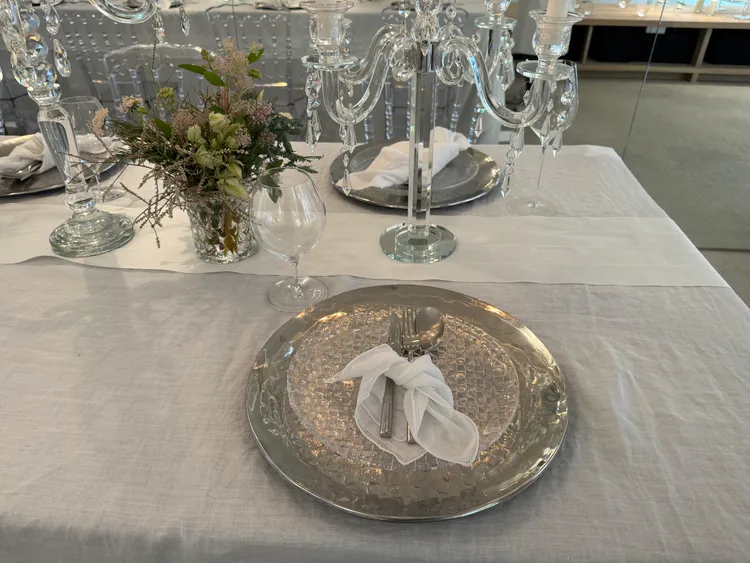 桌上的餐瓷經過精心設計。張家玲攝