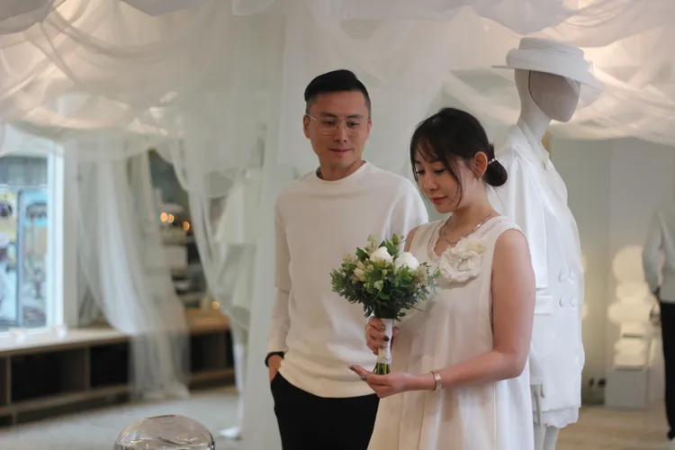 新人可預約來展覽空間拍照或諮詢，需要穿著白色衣服到場。品牌提供