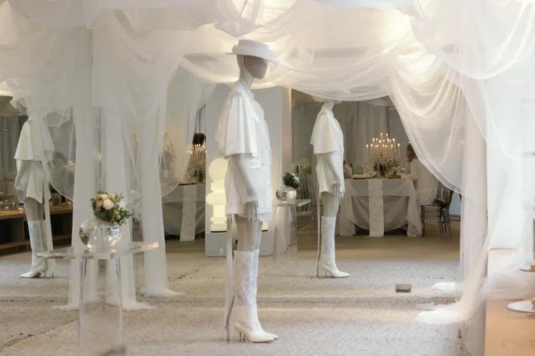 空間內每周會展演一套不同的白色禮服與捧花。品牌提供