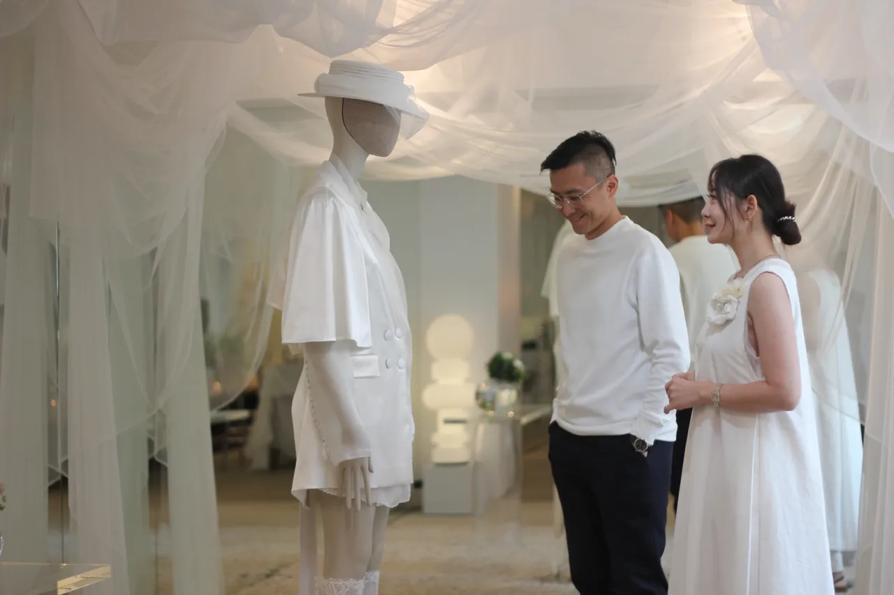 設計師陳季敏在在台北大安路上的JAMEI CHEN‧Corner舉辦Blooming June純白風格婚禮展，將會在6月每周展出一套純白禮服與捧花，新人可預約前來拍照和諮詢。品牌提供