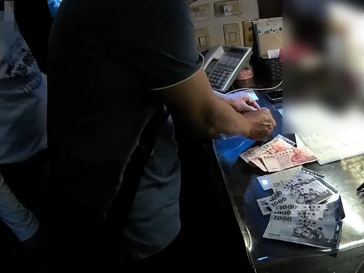 警方查獲現金等證物。讀者提供