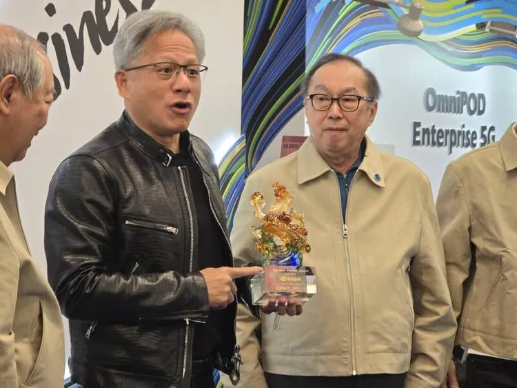 輝達（NVIDIA）執行長黃仁勳（左2）4日赴台北國際電腦展，首站為廣達旗下雲達科技，並與廣達董事長林百里（右）同台。中央社