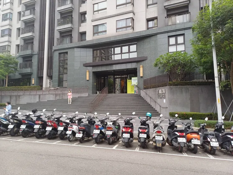 唐治平住家陽台大吼大叫擾鄰，警方證實有上門關心。翻攝畫面