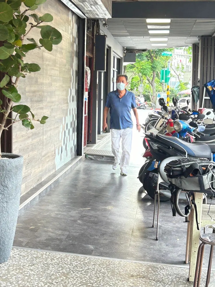 導演朱延平今下午到寬姐媽媽靈堂。