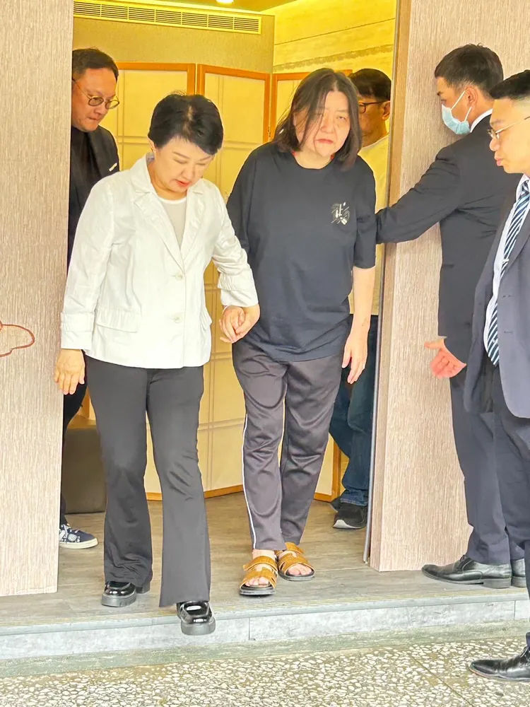 台中市長盧秀燕今天下午靈堂致哀，離去時還緊握著，整個人瘦了一大圈寬姐的手。