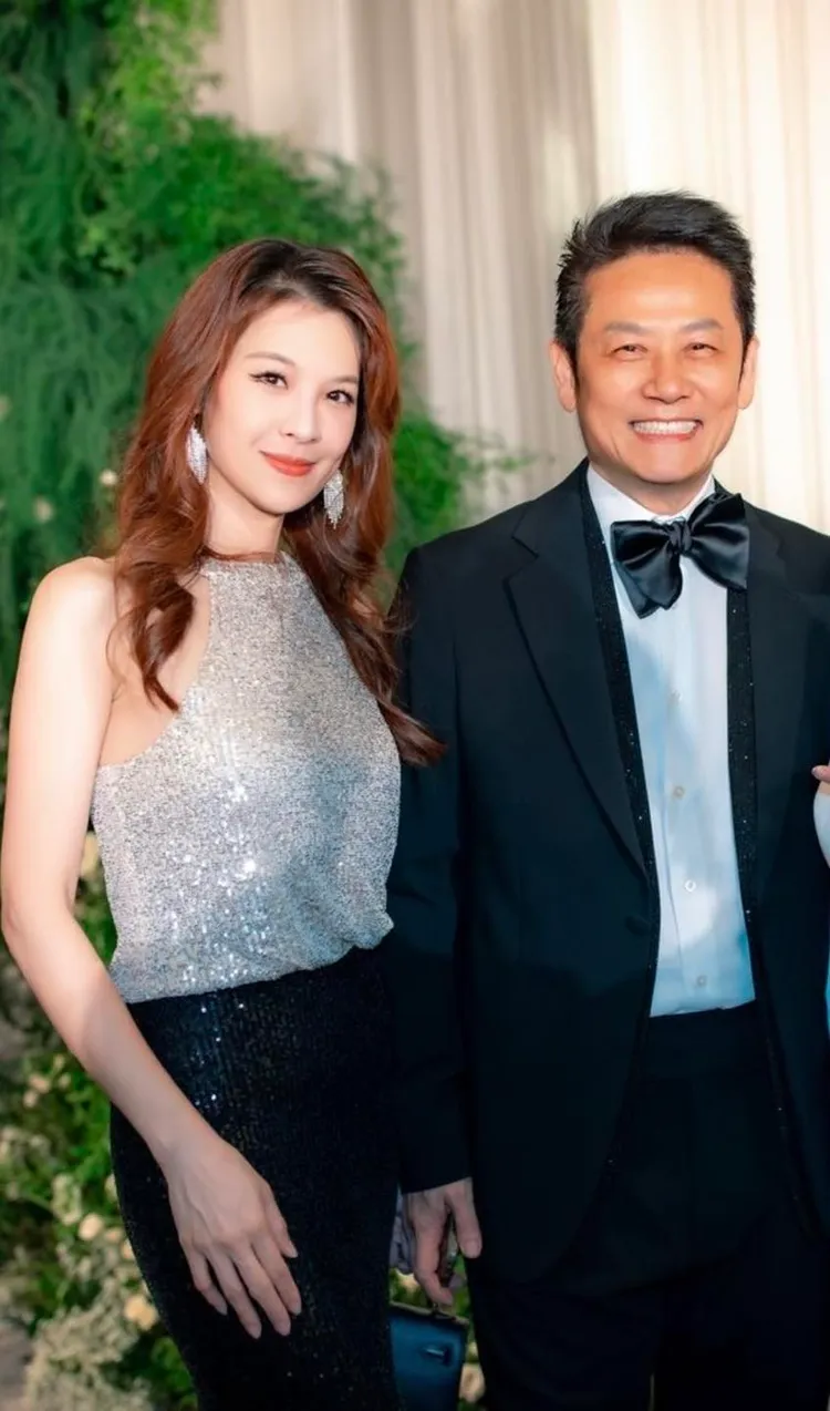 在方芳芳兒子婚宴上，徐乃麟和林若亞(左)合照。翻攝徐乃麟臉書