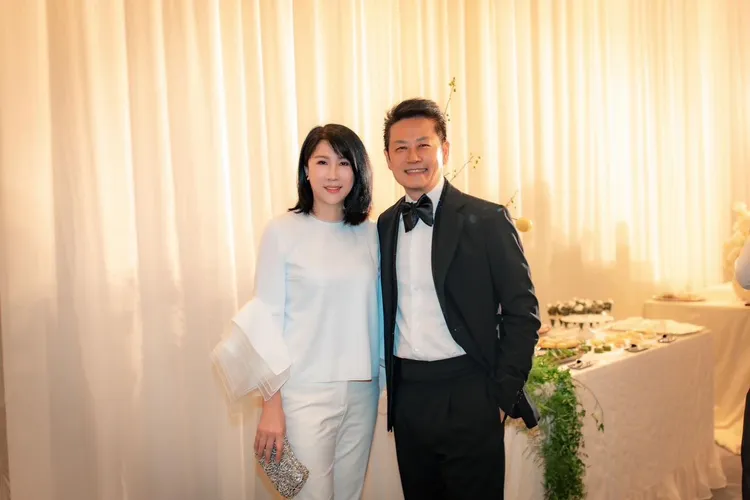 徐乃麟與老婆汪家璉在方芳芳兒子婚宴上開心合照。翻攝徐乃麟臉書