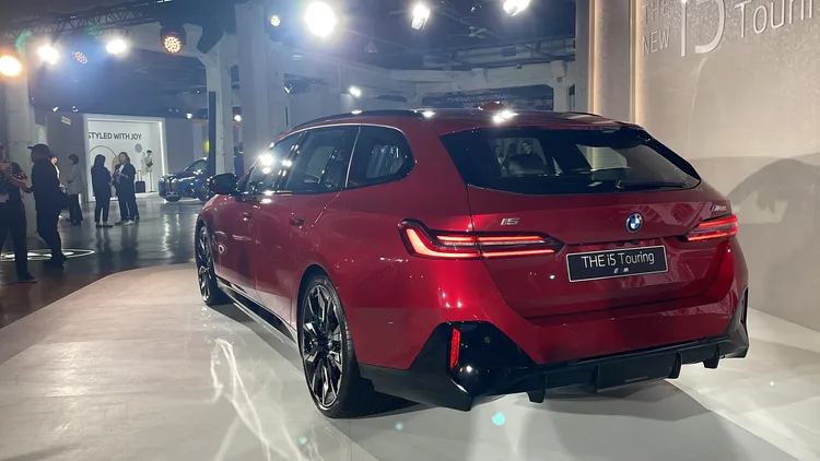 車身B柱向後延伸的悠長車頂線條，搭配車尾向兩側上揚的橫幅式3D立體LED尾燈，創造出飽滿且兼具力量感的車尾線條。林浩昇攝