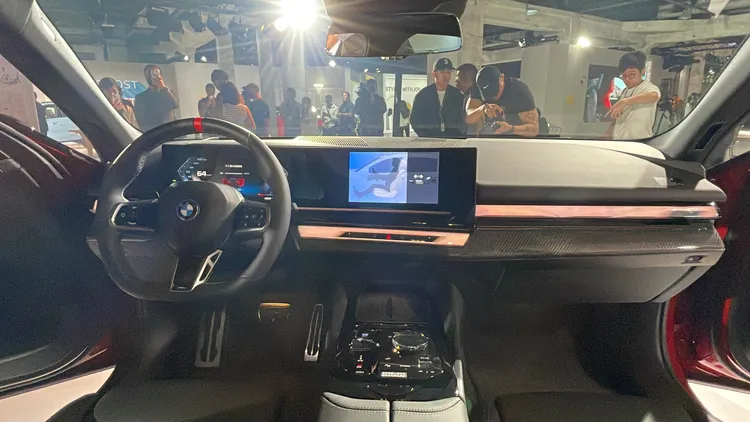 嶄新的懸浮式曲面螢幕，結合BMW Operating System 8.5、 BMW座艙環繞光幕、水晶中控套件、M Nappa真皮平底方向盤與Bowers & Wilkins頂級音響系統，鋪陳出屬於未來的豪華氛圍。林浩昇攝