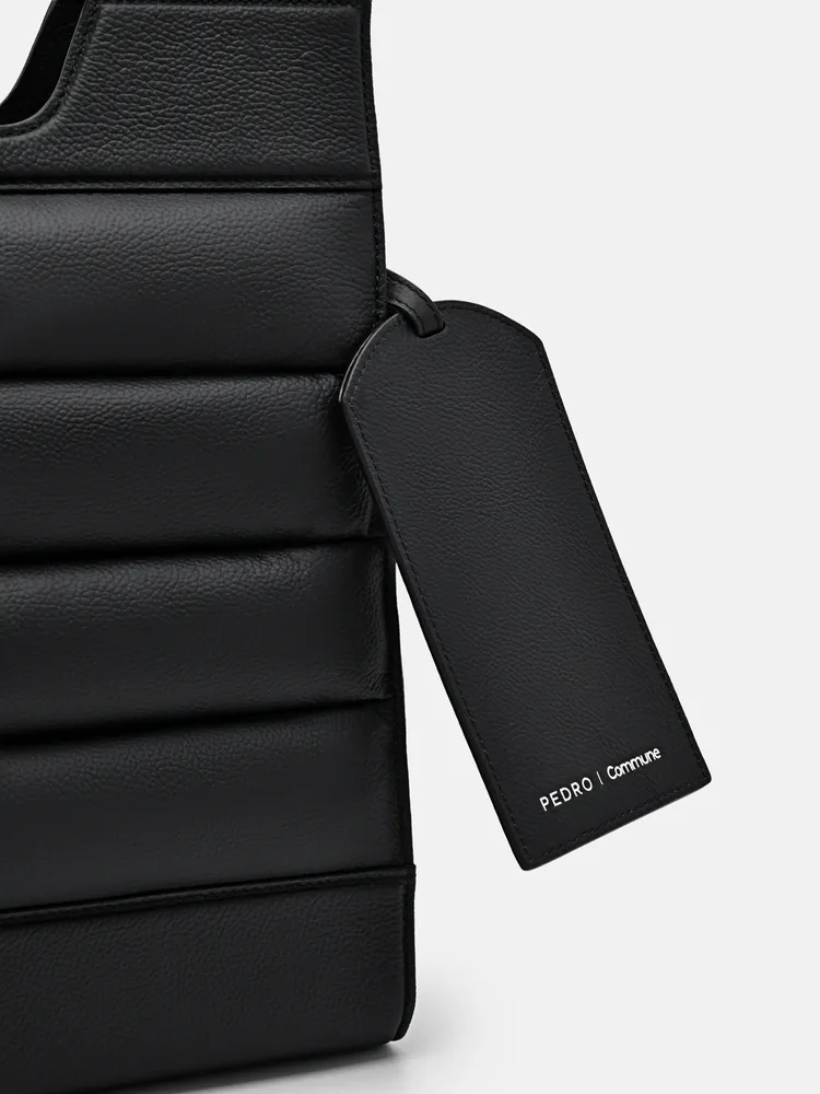 包款附有LOGO燙金的可拆卸卡套。品牌提供