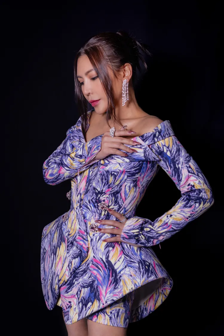 服裝以紫羅蘭色系羽毛印花搭配立體剪裁。品牌提供