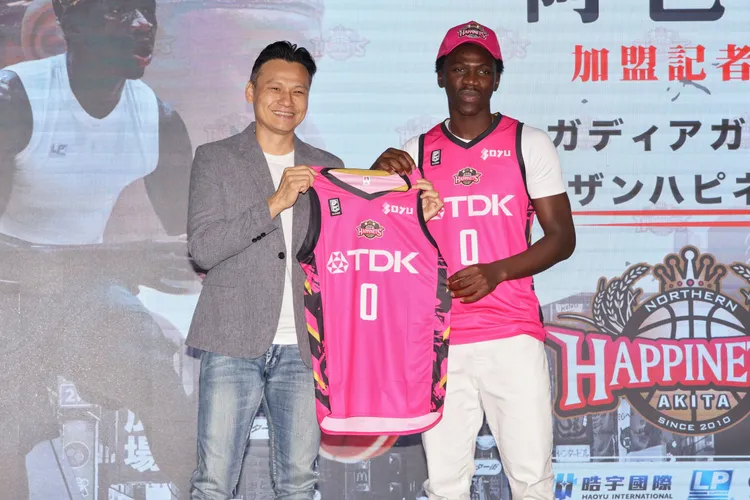 阿巴西和恩師陳志忠。   莊宗達攝