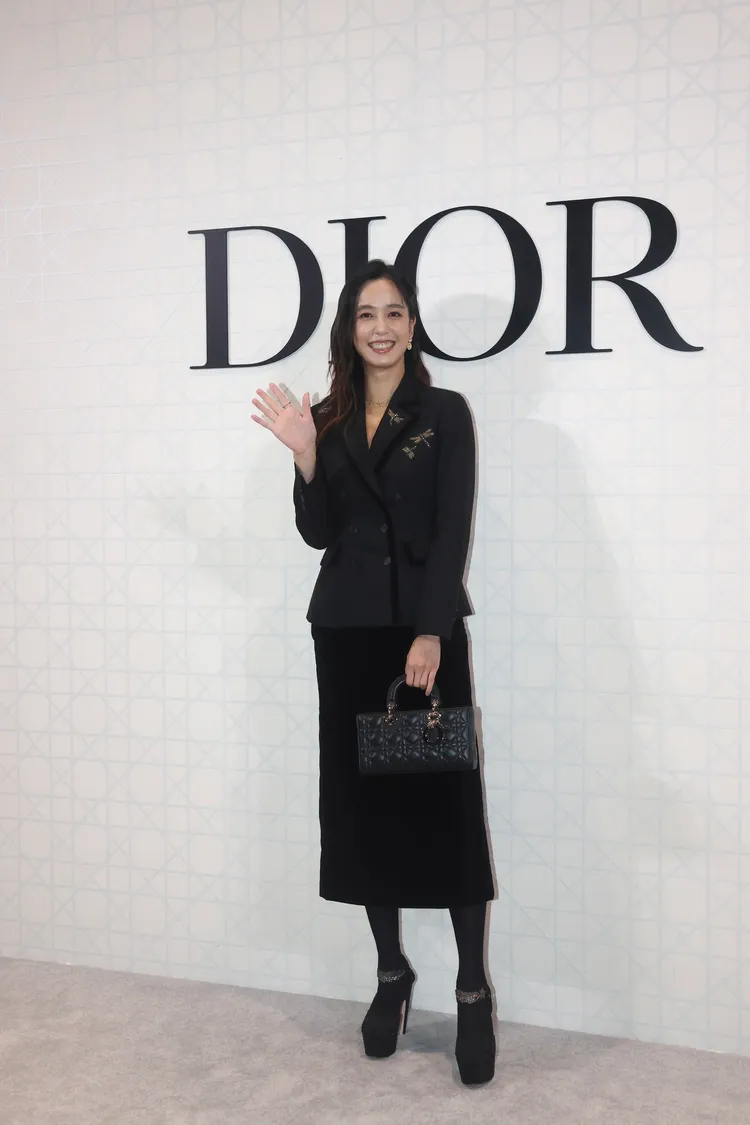 陳庭妮換上黑色夾克以及窄裙。彭欣偉攝