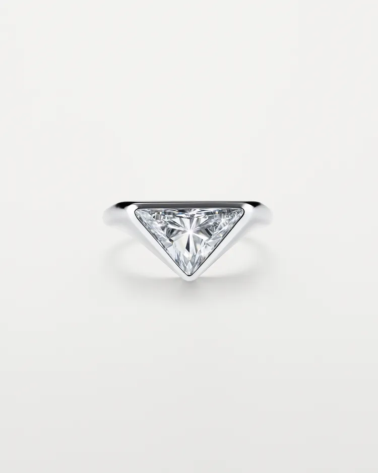 Eternal Gold 18K白金與培育鑽石戒指，該鑽石使用PRADA Cut以51個切面營造出品牌標誌的三角形Logo樣貌，品牌提供