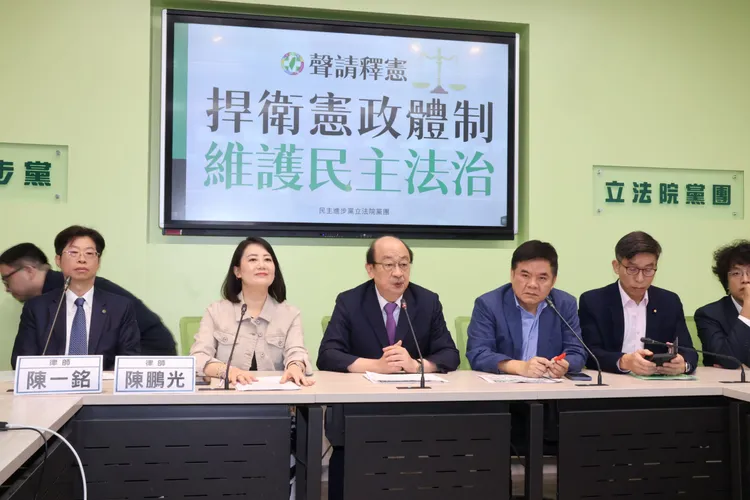 民進黨團26日正式提出釋憲。莊宗達攝
