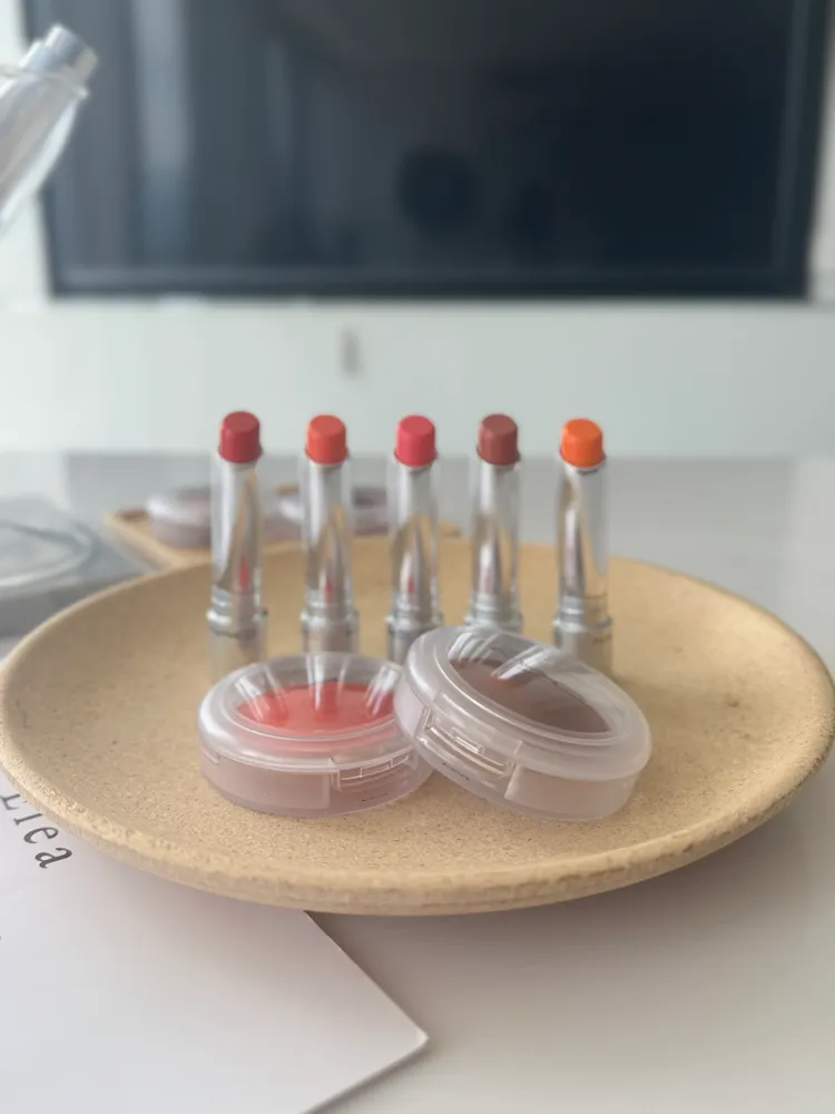 M.A.C超漾光幻色嫩唇凍各900元、超漾光持色奶凍腮紅各1180元。張家玲攝