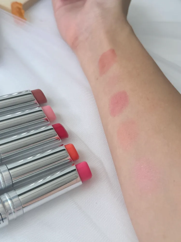 超漾光幻色嫩唇凍主打色（上至下）#456、#457、#458、#459、#465。張家玲攝