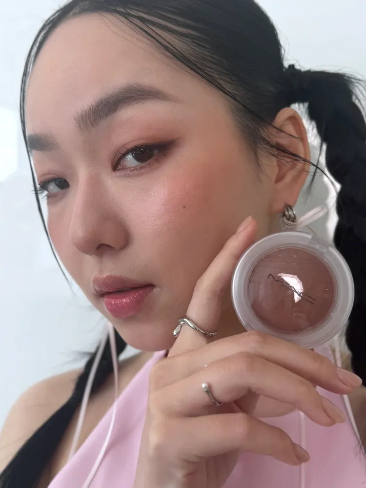 Model示範超漾光持色奶凍腮紅。張家玲攝