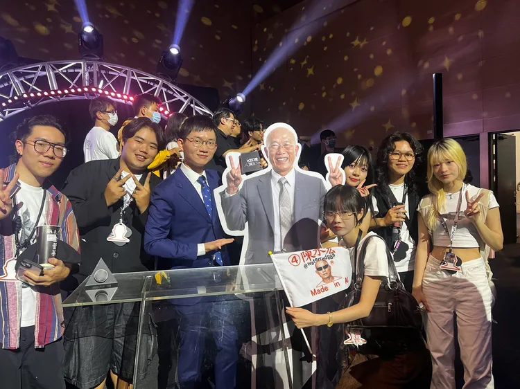 崑大視傳系團隊的「陳水宏」榮獲「2024放視大賞跨領域設計金獎」肯定。校方提供