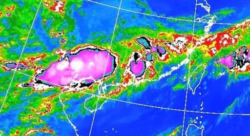 一片紫紅!「生命期長的致災降雨」就在台灣旁 3縣市大雨特報