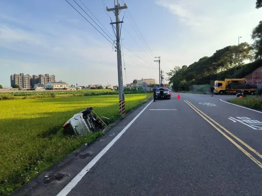 苗栗自小客車翻覆田中　駕駛不見了！警查訪住處也找不到人
