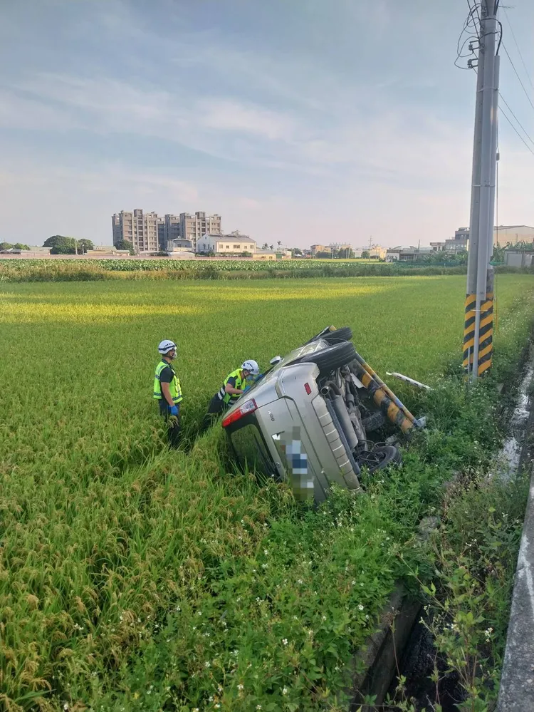 警方將通知車主到案說明，依肇逃規定處以最高3000元罰鍰、吊扣駕照3個月。民眾提供